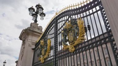 Londra, İngiltere 27 Temmuz 2025: Buckingham Sarayı Londra Avrupa tarihi kapısı 1780 