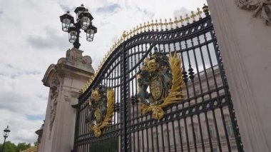 Londra, İngiltere 27 Temmuz 2025: Buckingham Sarayı Londra Avrupa mimari kapısı İngiltere 1779 