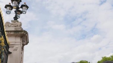 Londra, İngiltere 27 Temmuz 2025: Buckingham Sarayı Londra Avrupa tarihi kapısı 1759 