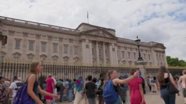 Londra, İngiltere 27 Temmuz 2025: Buckingham Sarayı Avrupa Turistleri Mimari Tarihi 1749 