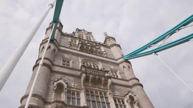 Londra, İngiltere 27 Temmuz 2025: Tower Bridge London trafikte yürüyen ikonik turistler