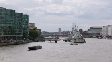 Londra, İngiltere 27 Temmuz 2025: Tower Bridge Londra ikonik turistleri nehir teknelerine bakıyorlar