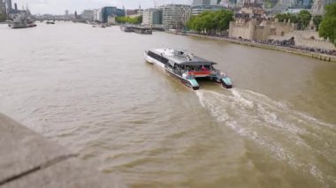 Londra, İngiltere 27 Temmuz 2025: Tower Bridge London trafikte yürüyen ikonik turistler
