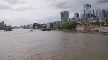 Londra, İngiltere 27 Temmuz 2025: Tower Bridge Londra ikonik turist tekneleri Thames Nehri