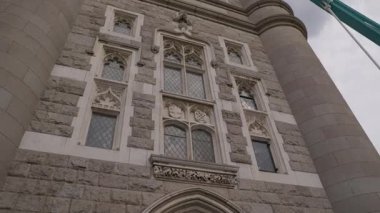 Londra, İngiltere 27 Temmuz 2025: Tower Bridge Londra ikonik turist yürüyüşü 