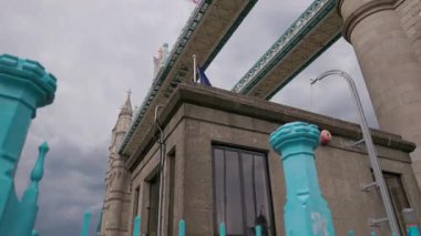 Londra, İngiltere 27 Temmuz 2025: Tower Bridge London trafikte yürüyen ikonik turistler