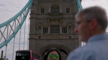 Londra, İngiltere 27 Temmuz 2025: Tower Bridge London trafikte yürüyen ikonik turistler