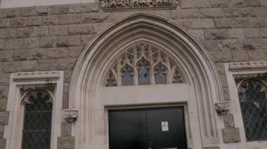 Londra, İngiltere 27 Temmuz 2025: Tower Bridge London trafikte yürüyen ikonik turistler