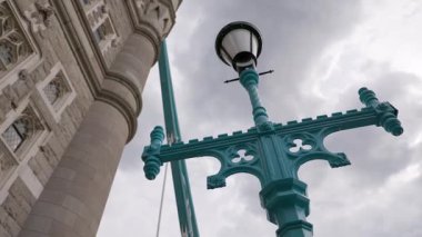 Londra, İngiltere 27 Temmuz 2025: Tower Bridge London trafikte yürüyen ikonik turistler 