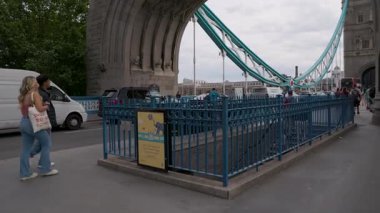 Londra, İngiltere 27 Temmuz 2025: Tower Bridge London trafikte yürüyen ikonik turistler