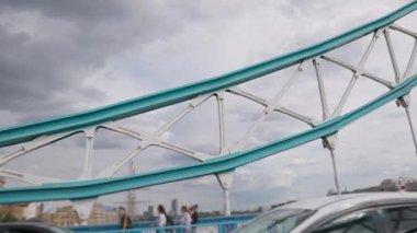 Londra, İngiltere 27 Temmuz 2025: Tower Bridge London trafikte yürüyen ikonik turistler 