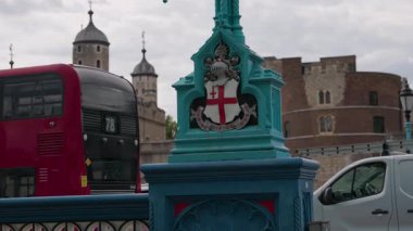 Londra, İngiltere 27 Temmuz 2025: Tower Bridge London sembolik turistler kırmızı otobüste yürüyor