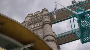 Londra, İngiltere 27 Temmuz 2025: Tower Bridge London trafikte yürüyen ikonik turistler