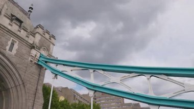 Londra, İngiltere 27 Temmuz 2025: Tower Bridge London trafikte yürüyen ikonik turistler