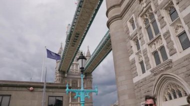 Londra, İngiltere 27 Temmuz 2025: Tower Bridge London trafikte yürüyen ikonik turistler