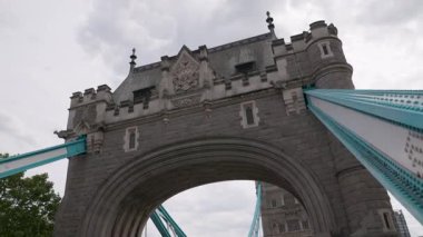 Londra, İngiltere 27 Temmuz 2025: Tower Bridge London trafikte yürüyen ikonik turistler