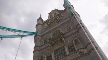 Londra, İngiltere 27 Temmuz 2025: Tower Bridge London trafikte yürüyen ikonik turistler