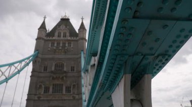 Londra, İngiltere 27 Temmuz 2025: Tower Bridge London trafikte yürüyen ikonik turistler 