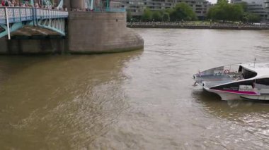 Londra, İngiltere 27 Temmuz 2025: Tower Bridge Londra ikonik nehir teknesi suda yürüyen trafik