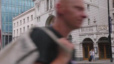 Londra, İngiltere 27 Temmuz 2025: Victoria Palace Theatre London Hamilton müzikal giriş cephesi