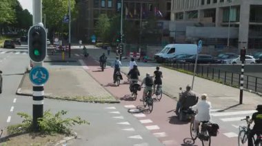 Amsterdam, Hollanda 29 Temmuz 2025: Amsterdam bisiklet yolu bisikletçiler trafik ışıkları ve sokak