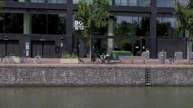 Amsterdam, Hollanda 29 Temmuz 2025: Amsterdam Modern Binası Bisikletli Kanal 