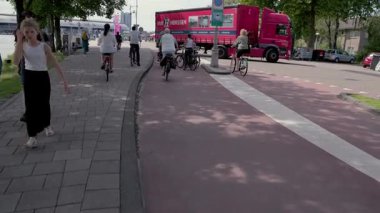 Amsterdam, Hollanda 29 Temmuz 2025: Amsterdam Kanal Yolu 'nda Bisikletçiler ve Yayalar