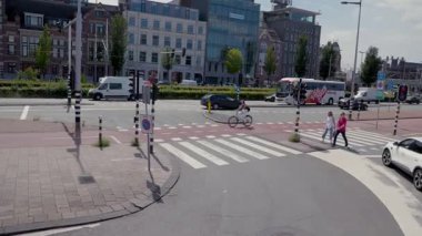 Amsterdam, Hollanda 29 Temmuz 2025: Tramvay hatları ve trafik kavşağı