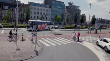 Amsterdam, Hollanda 29 Temmuz 2025: Arabaları ve inşaat çalışmaları olan modern şehir caddesi