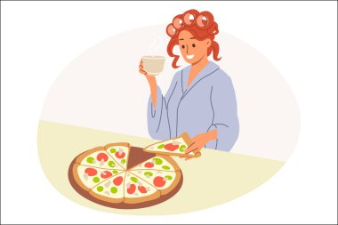 Kadın İtalyan pizzası yiyor ve pizzacıdan getirilen kahveyi içiyor, evin mutfağında bigudilerle ve bornozla duruyor. Kız pizzayla kahvaltı yapıyor, geleneksel İtalyan turtasının tadını çıkarıyor.