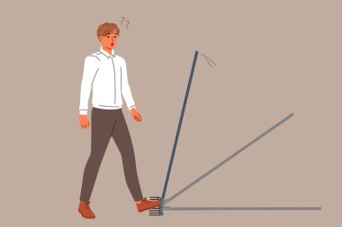 İş adamı hata sonucu iflas konsepti için tırmığa basıyor, yaralanma riskine giriyor. Aptal adam hata yapar, problem çözmede entelektüel ve profesyonel bilgileri geliştirme ihtiyacı duyar.