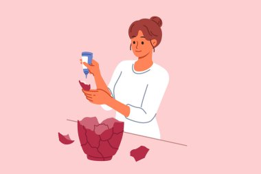 Kadın eski vazoyu restore ediyor ve yere düştüğünde hasar gören cam kapları onarmak için yapıştırıcı kullanıyor. Antik şehir kazıları sırasında arkeologların bulduğu vazoyu restore eden bir kız..