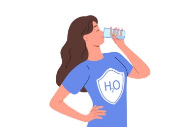 Kadın camdan su içiyor, üzerinde H2O logosu olan tişört giyiyor, toksinleri temizlemek için su terapisi yapıyor. Kız, çevre dostu bir yerde elde edilen saf maden suyunun tadını çıkarıyor.