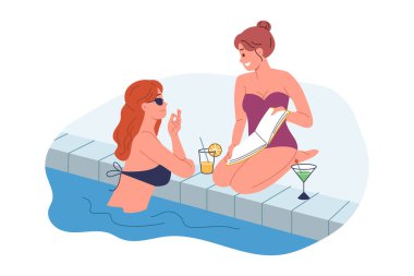 Kadın havuzda yüzüyor, kokteyl içiyor ve kuru arazide güneşlenen arkadaşıyla konuşuyor. İki kız arkadaş güneşli adalarda otelde dinlenir ve yaz tatilinde havuzda spa tedavisinin tadını çıkarırlar. 