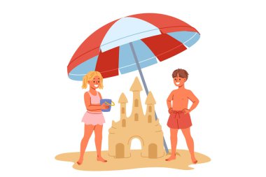 Çocuklar kumsalda kumdan kale inşa eder, onları güneşten korumak için şemsiyeyle ayakta dururlar. Küçük pozitif oğlan ve kız yaz aylarında anne babasıyla birlikte deniz ya da okyanus gezisinde birlikte oynuyorlar.