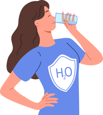 Kadın camdan su içiyor, üzerinde H2O logosu olan tişört giyiyor, toksinleri temizlemek için su terapisi yapıyor. Kız, çevre dostu bir yerde elde edilen saf maden suyunun tadını çıkarıyor.