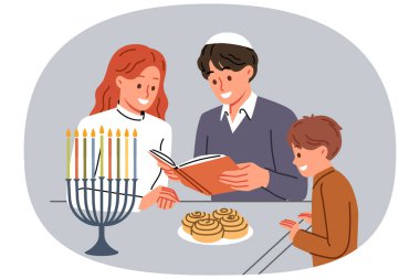 Yahudi ailesi Hanuka gününü kutlar ve birlikte kutsal kitap okurlar. Masa ve reşit olmayanların yanında dururlar. Yahudi anne ve baba küçük oğluna ansiklopedi okurlar, İsrail halkının geleneklerinden bahsederler.