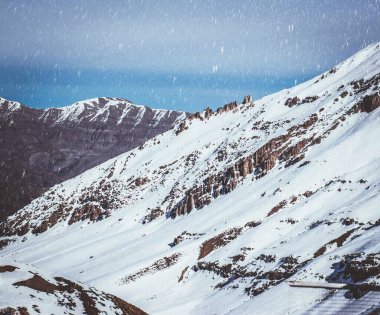 Dağlarda uzun saatler kar yağdı.