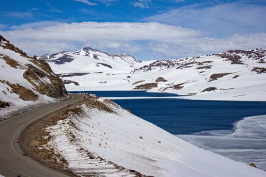 Andes dağ sırası arasındaki bir vadide donmuş Maule Lagünü 'nde otoyolun geçtiği yerde.