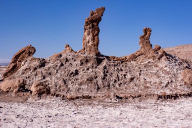 Atakama Çölü 'nün ortasında tuhaf şekilli tuzlu kayalar.
