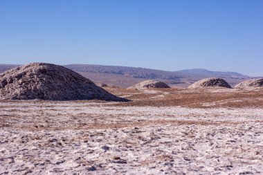 Çölde yıllardır yapılan büyük kaya oluşumları.