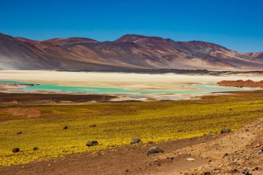 Aguas Calientes 'in turkuaz suları tuzsuz.