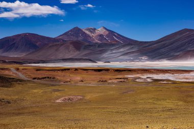 Tuz düzlüğü, dağlarla çevrili volkanik bir kraterde yer almaktadır.