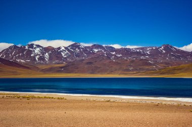 Karla kaplı dev dağlar ve Atacama 'daki güzel göl.