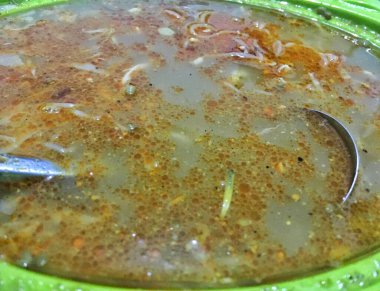 İçinde kaşık olan bir kase yeşil çorba. Sos, sarımsı bir rengi olan kalın bir sosa dönüşür. Görüntüyü kapat.