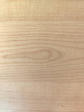 Ahşap yüzeyin pürüzsüz bir dokusu vardır. Ahşap açık kahverengi görünüyor..