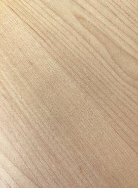 Ahşap yüzeyin pürüzsüz bir dokusu vardır. Ahşap açık kahverengi görünüyor..