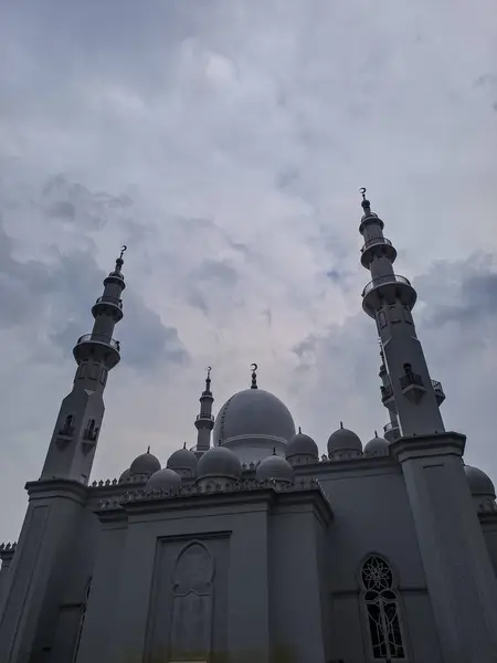 Endonezya şehrindeki güzel cami.