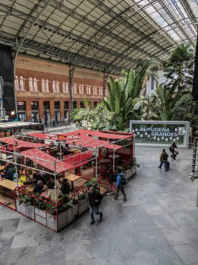 Madrid Puerta de Atocha. İstasyon. Artık tropik bir bahçeye dönüştürülmüş bir tarihi eser. Barselona, Cordoba, Seville, Malaga, Cadiz, Algeciras & Granada 'ya giden hızlı trenler için son durak..  