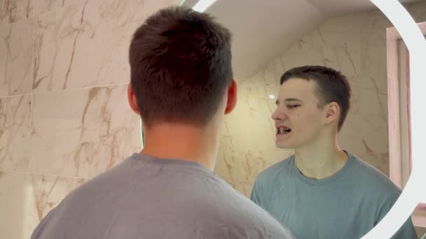 Bonito Menino Verifica Limpa Seus Suportes Frente Espelho Banheiro — Vídeo de Stock